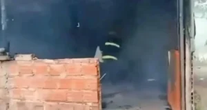 NIÑO DE 6 AÑOS MUERE CARBONIZADO Y SE REFUGIÓ BAJO UNA MESA PORQUE LA PUERTA ESTABA CERRADA, SEÑALA BOMBERO