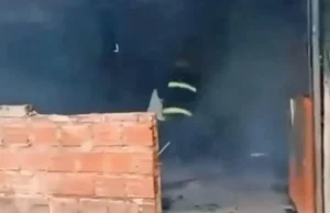 NIÑO DE 6 AÑOS MUERE CARBONIZADO Y SE REFUGIÓ BAJO UNA MESA PORQUE LA PUERTA ESTABA CERRADA, SEÑALA BOMBERO