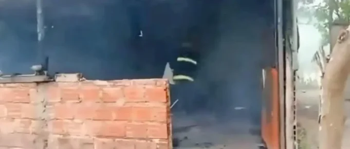 NIÑO DE 6 AÑOS MUERE CARBONIZADO Y SE REFUGIÓ BAJO UNA MESA PORQUE LA PUERTA ESTABA CERRADA, SEÑALA BOMBERO