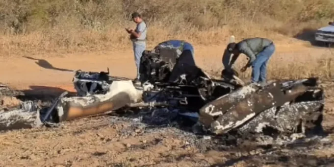AVIONETA CALCINADA CON DOS CUERPOS EN SU INTERIOR ES HALLADA EN SANTA CRUZ