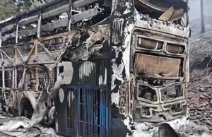 UN BUS QUE TRANSPORTABA A UNA DELEGACIÓN MILITAR SE INCENDIÓ EN LA CARRETERA COCHABAMBA–SUCRE