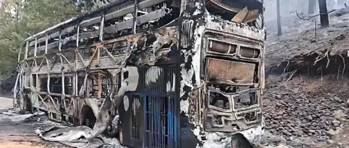 UN BUS QUE TRANSPORTABA A UNA DELEGACIÓN MILITAR SE INCENDIÓ EN LA CARRETERA COCHABAMBA–SUCRE