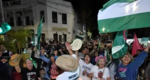 SIMPATIZANTES DE CAMACHO CELEBRAN EN LA PLAZA 24 DE SEPTIEMBRE TRAS FALLO JUDICIAL QUE LE OTORGA DETENCIÓN DOMICILIARIA