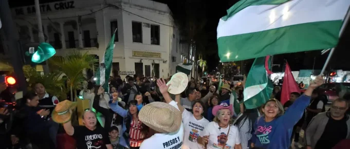 SIMPATIZANTES DE CAMACHO CELEBRAN EN LA PLAZA 24 DE SEPTIEMBRE TRAS FALLO JUDICIAL QUE LE OTORGA DETENCIÓN DOMICILIARIA
