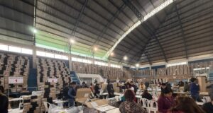 CHUQUISACA, PRIMER DEPARTAMENTO EN CONCLUIR EL ARMADO DE SUS 1.815 MALETAS ELECTORALES PARA LAS ELECCIONES GENERALES