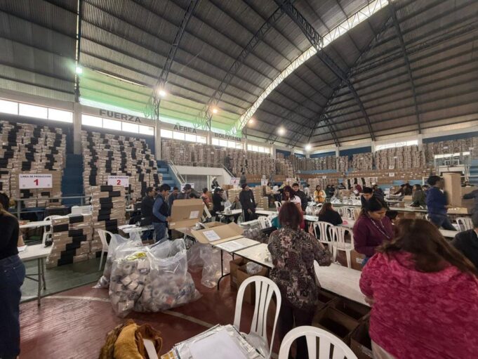 CHUQUISACA, PRIMER DEPARTAMENTO EN CONCLUIR EL ARMADO DE SUS 1.815 MALETAS ELECTORALES PARA LAS ELECCIONES GENERALES