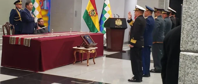 ARCE POSESIONA A CINCO NUEVAS AUTORIDADES DEL ALTO MANDO MILITAR A TRES DÍAS DE LAS ELECCIONES