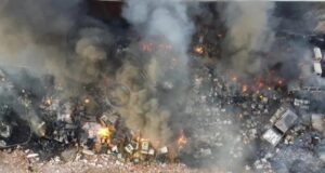 INCENDIO DE MAGNITUD CONSUME DEPÓSITO DE LA GOBERNACIÓN EN EL PARQUE INDUSTRIAL DE SANTA CRUZ