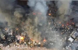 INCENDIO DE MAGNITUD CONSUME DEPÓSITO DE LA GOBERNACIÓN EN EL PARQUE INDUSTRIAL DE SANTA CRUZ