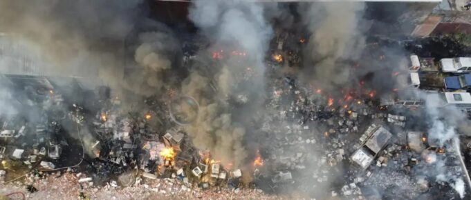 INCENDIO DE MAGNITUD CONSUME DEPÓSITO DE LA GOBERNACIÓN EN EL PARQUE INDUSTRIAL DE SANTA CRUZ