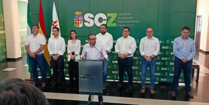 CAMACHO POSESIONA A NUEVO GABINETE EN LA GOBERNACIÓN DE SANTA CRUZ