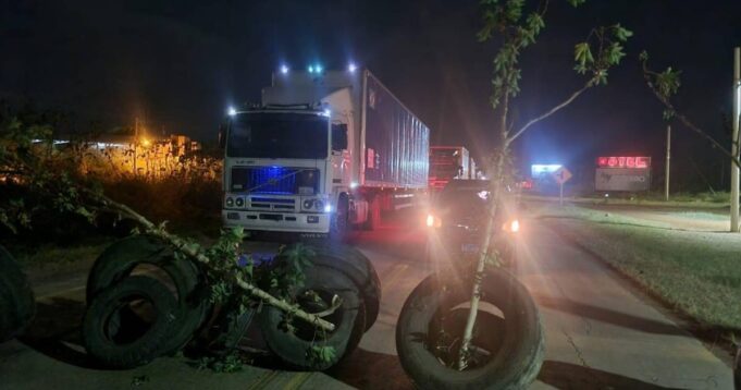 BLOQUEO EN LA CARRETERA BIOCEÁNICA: POBLADORES DE ROBORÉ EXIGEN AUDITORÍA A COOPERATIVA DE AGUA