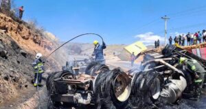 TRAGEDIA FAMILIAR EN LA RUTA NUEVA COCHABAMBA – SANTA CRUZ: TRES MUERTOS TRAS EL INCENDIO DE UN CAMIÓN