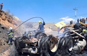 TRAGEDIA FAMILIAR EN LA RUTA NUEVA COCHABAMBA – SANTA CRUZ: TRES MUERTOS TRAS EL INCENDIO DE UN CAMIÓN