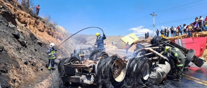 TRAGEDIA FAMILIAR EN LA RUTA NUEVA COCHABAMBA – SANTA CRUZ: TRES MUERTOS TRAS EL INCENDIO DE UN CAMIÓN