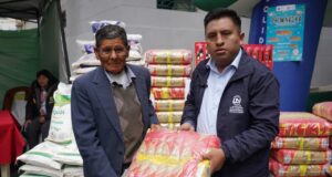 LOTERIA NACIONAL ENTREGA MAS DE BS. 8.000 EN AYUDA A 50 FAMILIAS Y ADULTOS MAYORES VULNERABLES