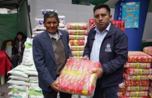 LOTERIA NACIONAL ENTREGA MAS DE BS. 8.000 EN AYUDA A 50 FAMILIAS Y ADULTOS MAYORES VULNERABLES