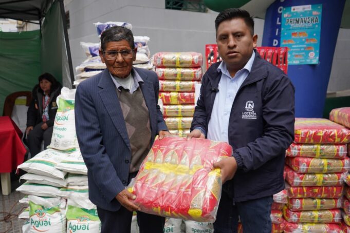 LOTERIA NACIONAL ENTREGA MAS DE BS. 8.000 EN AYUDA A 50 FAMILIAS Y ADULTOS MAYORES VULNERABLES