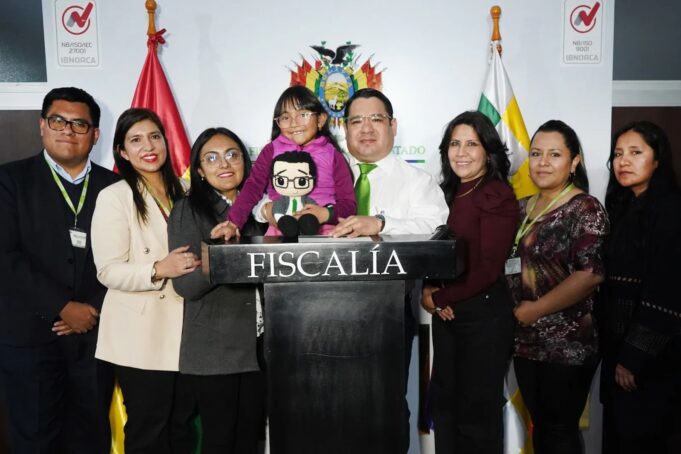 FISCAL GENERAL LOGRA PROMULGACIÓN DE LA NUEVA LEY N° 1636 «PARA LA PROTECCIÓN DE LA INTEGRIDAD SEXUAL DE NIÑAS, NIÑOS Y ADOLESCENTES EN ENTORNOS DIGITALES» COMO APORTE PARA LA NIÑEZ BOLIVIANA