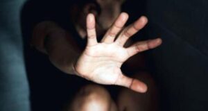 JUEZ ORDENA DETENCIÓN PREVENTIVA PARA ADOLESCENTE QUE APUÑALÓ A SU PRIMA EN COTOCA