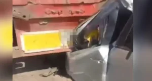 VEHÍCULO QUEDA INCRUSTADO EN LA PARTE TRASERA DE UN CAMIÓN EN LA CARRETERA A COTOCA