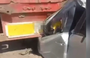 VEHÍCULO QUEDA INCRUSTADO EN LA PARTE TRASERA DE UN CAMIÓN EN LA CARRETERA A COTOCA