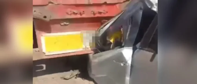 VEHÍCULO QUEDA INCRUSTADO EN LA PARTE TRASERA DE UN CAMIÓN EN LA CARRETERA A COTOCA