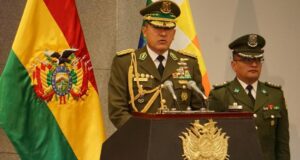 DAVID CHOQUEHUANCA POSESIONA A 20 NUEVOS GENERALES DE LA POLICÍA Y RATIFICA A AUGUSTO RUSSO COMO COMANDANTE GENERAL
