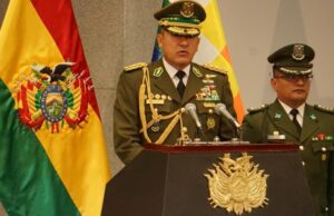 DAVID CHOQUEHUANCA POSESIONA A 20 NUEVOS GENERALES DE LA POLICÍA Y RATIFICA A AUGUSTO RUSSO COMO COMANDANTE GENERAL