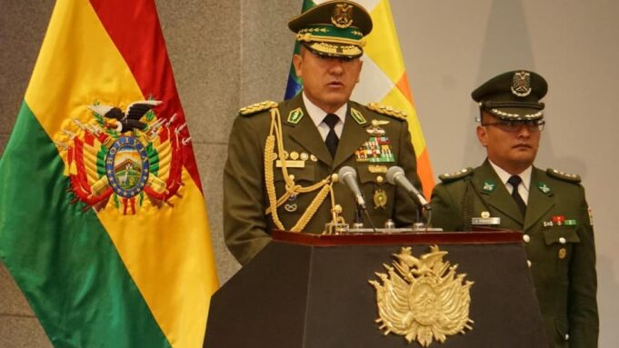 DAVID CHOQUEHUANCA POSESIONA A 20 NUEVOS GENERALES DE LA POLICÍA Y RATIFICA A AUGUSTO RUSSO COMO COMANDANTE GENERAL