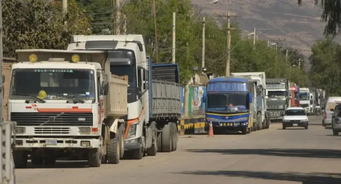TRANSPORTISTAS ANUNCIAN PROCESO PENAL CONTRA AUTORIDADES POR ESCASEZ DE COMBUSTIBLE