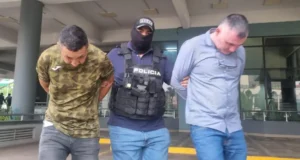 JUEZ ORDENA 180 DÍAS DE DETENCIÓN PREVENTIVA PARA CINCO COLOMBIANOS ACUSADOS DE ATRACO EN SANTA CRUZ