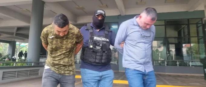 JUEZ ORDENA 180 DÍAS DE DETENCIÓN PREVENTIVA PARA CINCO COLOMBIANOS ACUSADOS DE ATRACO EN SANTA CRUZ