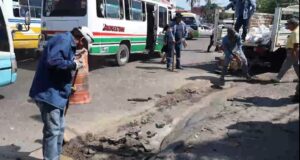 ALCALDÍA DE SANTA CRUZ INICIA PLAN DE BACHEO Y ANUNCIA LIMPIEZA DE CANALES DE DRENAJE