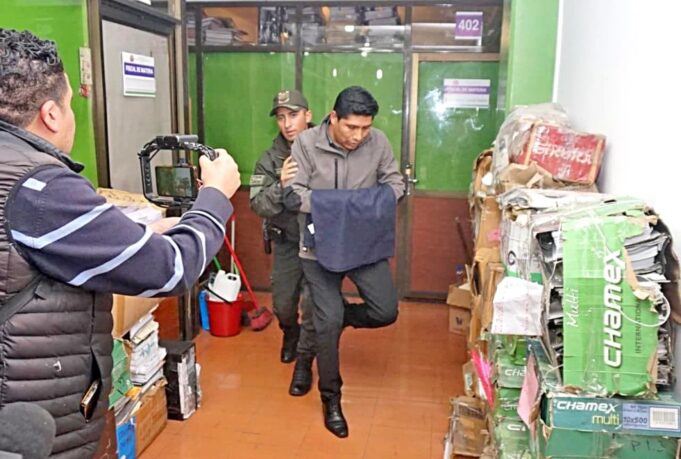 DETENCIÓN DOMICILIARIA PARA EXGERENTE Y EXFUNCIONARIA DE EMAPA EN MEDIO DE PROTESTAS DE LA FISCALÍA Y EL MINISTERIO DE JUSTICIA