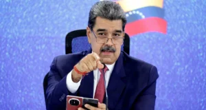 VENEZUELA ENCENDIÓ ANTICIPADAMENTE LA NAVIDAD EN MEDIO DE TENSIONES CON ESTADOS UNIDOS