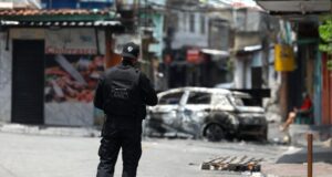 RIO DE JANEIRO SEMIPARALIZADA POR BLOQUEOS DEL COMANDO VERMELHO TRAS OPERATIVO POLICIAL QUE DEJÓ 64 MUERTOS