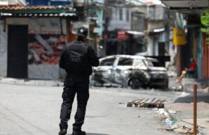 RIO DE JANEIRO SEMIPARALIZADA POR BLOQUEOS DEL COMANDO VERMELHO TRAS OPERATIVO POLICIAL QUE DEJÓ 64 MUERTOS