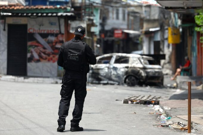 RIO DE JANEIRO SEMIPARALIZADA POR BLOQUEOS DEL COMANDO VERMELHO TRAS OPERATIVO POLICIAL QUE DEJÓ 64 MUERTOS