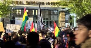 PROTESTAS EN LA PAZ: CIUDADANOS Y JÓVENES EXIGEN UNA AUDITORÍA AL BALOTAJE DEL DOMINGO