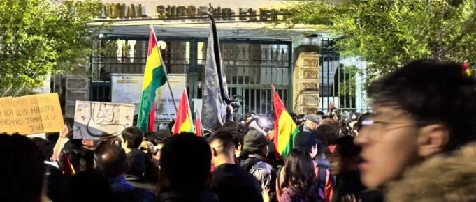 PROTESTAS EN LA PAZ: CIUDADANOS Y JÓVENES EXIGEN UNA AUDITORÍA AL BALOTAJE DEL DOMINGO