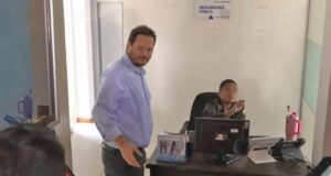 ARMIN DORGATHEN ACUDE A LA ADUANA EN SANTA CRUZ POR DENUNCIA DE SUPUESTO CONTRABANDO DE HIDROCARBUROS, PERO SE ACOGE AL SILENCIO