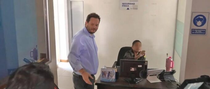 ARMIN DORGATHEN ACUDE A LA ADUANA EN SANTA CRUZ POR DENUNCIA DE SUPUESTO CONTRABANDO DE HIDROCARBUROS, PERO SE ACOGE AL SILENCIO