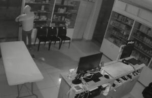 ROBAN CELULARES DE ALTA GAMA EN UN CENTRO COMERCIAL DEL TERCER ANILLO