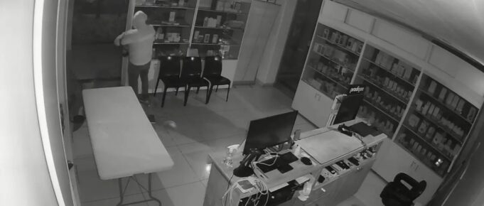 ROBAN CELULARES DE ALTA GAMA EN UN CENTRO COMERCIAL DEL TERCER ANILLO