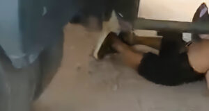 VIDEO: INSÓLITO! PAREJA ES SORPRENDIDA MANTENIENDO RELACIONES DEBAJO DE UN CISTERNA QUE HACÍA FILA POR COMBUSTIBLE