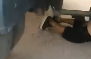 VIDEO: INSÓLITO! PAREJA ES SORPRENDIDA MANTENIENDO RELACIONES DEBAJO DE UN CISTERNA QUE HACÍA FILA POR COMBUSTIBLE