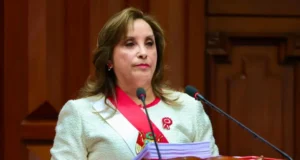 EL CONGRESO DE PERÚ DESTITUYE A DINA BOLUARTE POR “INCAPACIDAD MORAL” Y ASUME EL PRESIDENTE DEL PARLAMENTO
