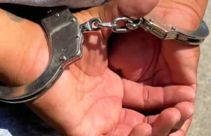 JOVEN GOLPEA BRUTALMENTE A SU PADRE CON UNA PLANCHA Y ES APREHENDIDO POR LA POLICÍA