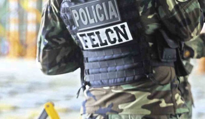 POLICÍA QUE IBA A RECIBIR $ 500.000 POR LLEVAR DROGA A BRASIL ES CAPTURADO